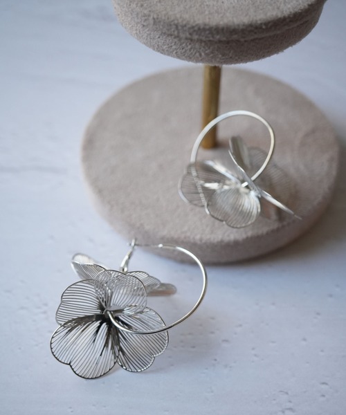 Port（ポート）の「【 Port / ポート 】 メタル フラワー フープピアス #（ピアス（両耳用）・レディース・ゴールド/シルバー・FREE）」の6枚目の写真