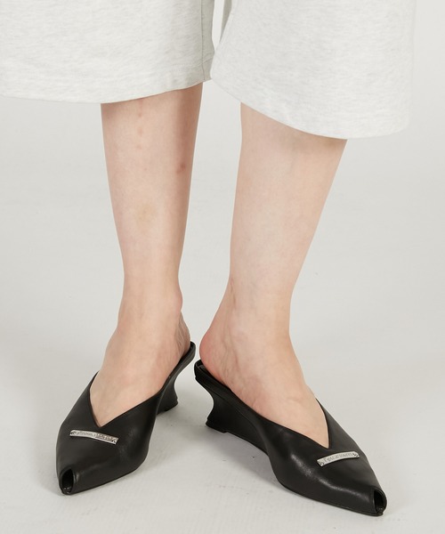 PRANK PROJECT（プランクプロジェクト）の「ミドルウェッジソールVカットミュール / Wedge Sole Cut Mules（その他シューズ・レディース・ブラック・38/36/37）」の5枚目の写真