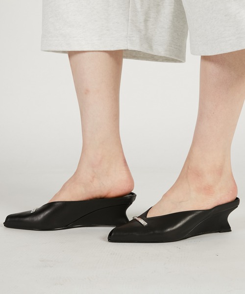 PRANK PROJECT（プランクプロジェクト）の「ミドルウェッジソールVカットミュール / Wedge Sole Cut Mules（その他シューズ・レディース・ブラック・38/36/37）」の2枚目の写真