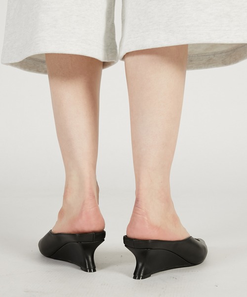 PRANK PROJECT（プランクプロジェクト）の「ミドルウェッジソールVカットミュール / Wedge Sole Cut Mules（その他シューズ・レディース・ブラック・38/36/37）」の3枚目の写真