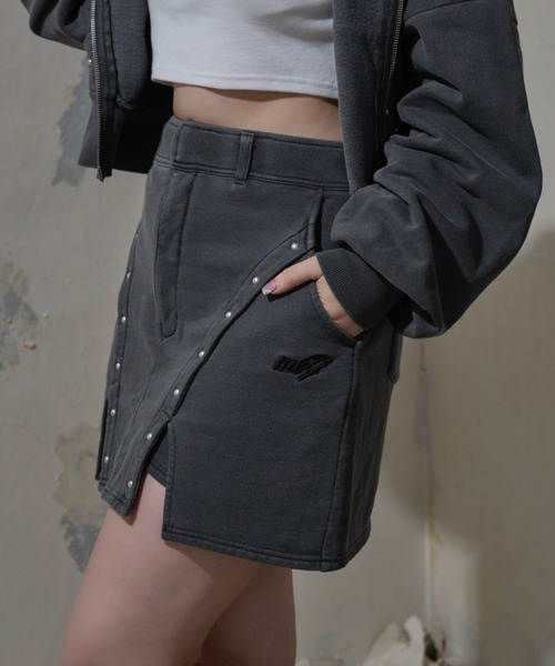 Mavie..7（メヴィセットゥ）の「【Mavie..7】スタッズ付ミニスコート（スカート・レディース・グレー/ブラック/スミクロ・MEDIUM/SMALL）」の2枚目の写真