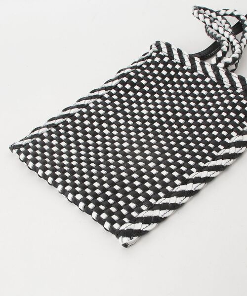 MASSIVE STORE（マッシブストア）の「【Swaraj/スワラージ】手編みメッシュレザー2WAY mini BAG（牛革）（ハンドバッグ・メンズ・ブラック系その他/ブラック/ホワイト・FREE）」の5枚目の写真