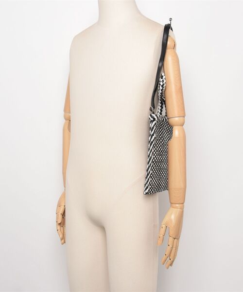 MASSIVE STORE（マッシブストア）の「【Swaraj/スワラージ】手編みメッシュレザー2WAY mini BAG（牛革）（ハンドバッグ・メンズ・ブラック系その他/ブラック/ホワイト・FREE）」の7枚目の写真