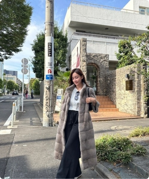 I.O.E(アイオイ)の「ロング&ショート切替エレガントファーアウター(ピーコート・レディース・ブラック/ブラウン・FREE)」の2枚目の写真
