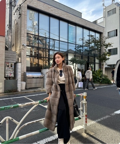 I.O.E(アイオイ)の「ロング&ショート切替エレガントファーアウター(ピーコート・レディース・ブラック/ブラウン・FREE)」の21枚目の写真