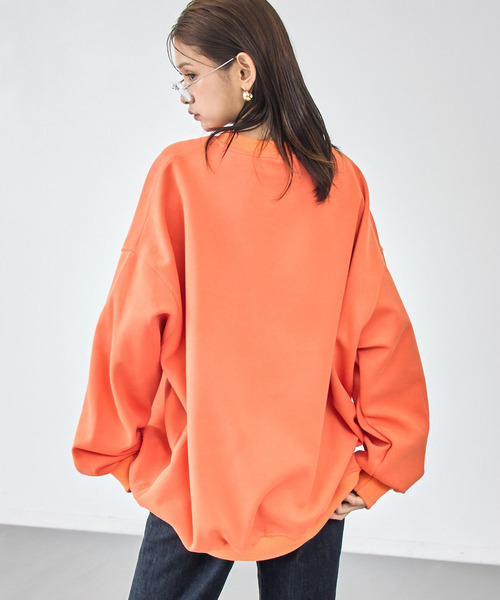 ANAP（アナップ）の「ベロア刺繍 オーバーサイズ スウェット プルオーバー（スウェット・レディース・ブラウン/ライトグレー/オレンジ/ネイビー・F）」の14枚目の写真