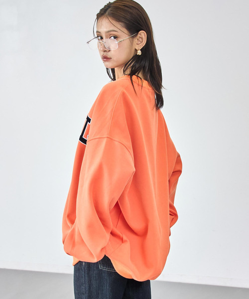 ANAP（アナップ）の「ベロア刺繍 オーバーサイズ スウェット プルオーバー（スウェット・レディース・ブラウン/ライトグレー/オレンジ/ネイビー・F）」の12枚目の写真