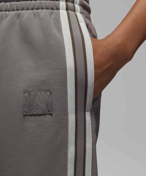 JORDAN BRAND（ジョーダンブランド）の「ジョーダン フライト フリース ウィメンズスカート / Jordan Flight Fleece Women's Skirt IF1033-016 Enigma Stone（スカート・レディース・グレー系その他2・M/S/XS/L/XL）」の4枚目の写真