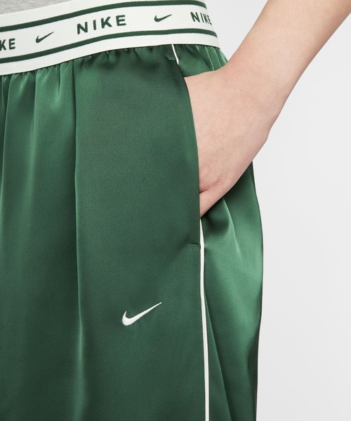 NIKE(ナイキ)の「NIKE Women's Loose Mid-Rise Satin Pants(ナイキ ウィメンズ ルーズ ミッドライズ サテンパンツ)(スウェットパンツ・レディース・グリーン系/ブラック系・SMALL/MEDIUM/LARGE)」の4枚目の写真