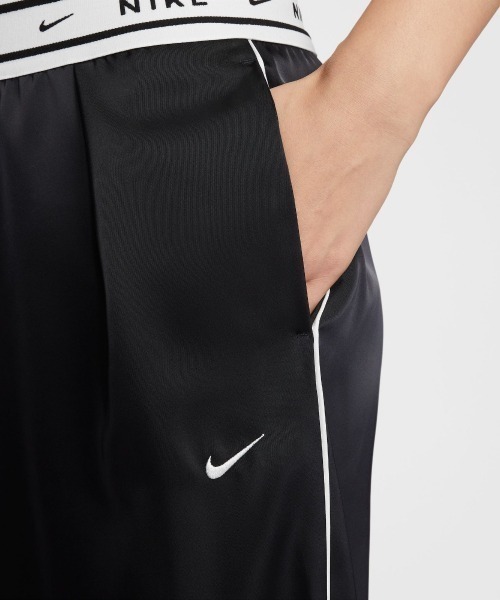 NIKE(ナイキ)の「NIKE Women's Loose Mid-Rise Satin Pants(ナイキ ウィメンズ ルーズ ミッドライズ サテンパンツ)(スウェットパンツ・レディース・グリーン系/ブラック系・SMALL/MEDIUM/LARGE)」の9枚目の写真