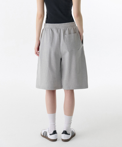 MUSINSA STANDARD WOMAN（ムシンサスタンダードウーマン）の「ウィメンズ ワンタック バミューダ スウェットパンツ [ミディアムグレー]（その他パンツ・レディース・その他・SMALL/MEDIUM/LARGE/X-SMALL）」の4枚目の写真