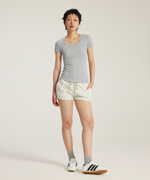 BUTTON SEOUL（ボタンソウル）の「[ウィメンズ] ソフトタッチベーシックUネックショートスリーブTシャツ (4 COLORS)（Tシャツ/カットソー・レディース・ブラック/ベージュ/ホワイト/ライトグレー・SMALL/MEDIUM/LARGE）」の5枚目の写真