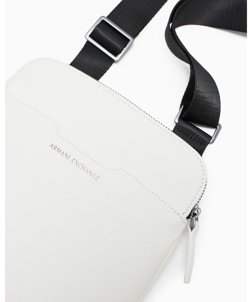 ARMANI EXCHANGE(アルマーニエクスチェンジ)の「【A|X アルマーニ エクスチェンジ】AXロゴ フラットショルダーバッグ(ショルダーバッグ・メンズ・オフホワイト/ブラック・FREE)」の6枚目の写真