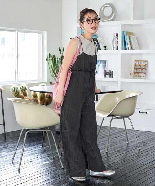 FREAK'S STORE（フリークスストア）の「限定展開　ワッシャー加工 フリル ボリューム サロペット（サロペット/オーバーオール・レディース・ブラウン/オリーブ/ブラック/ネイビー/イエロー・MEDIUM/SMALL）」の9枚目の写真