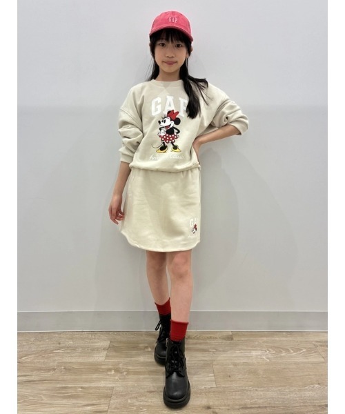 GAP（ギャップ）の「GapKids × ディズニー オーバーサイズ ウェッジ GAPロゴ スウェットシャツ（スウェット・キッズ・ベージュ/ピンク・120cm/130cm/140cm/150cm/160cm）」の4枚目の写真