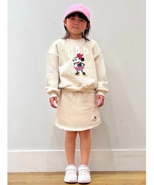 GAP（ギャップ）の「GapKids × ディズニー オーバーサイズ ウェッジ GAPロゴ スウェットシャツ（スウェット・キッズ・ベージュ/ピンク・120cm/130cm/140cm/150cm/160cm）」の5枚目の写真