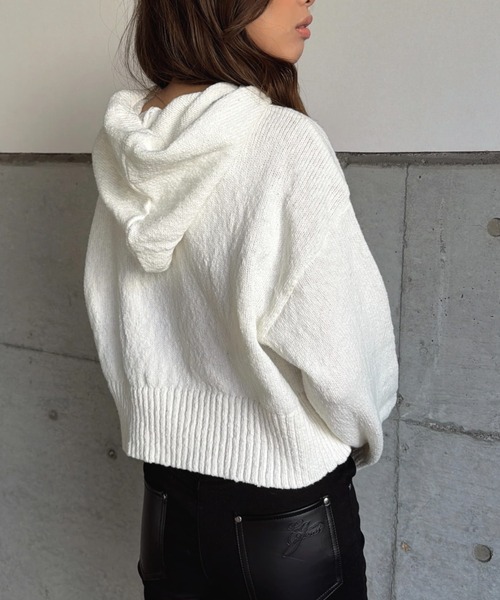 EGOIST(エゴイスト)の「ロゴフード短丈ニットトップス(ニット/セーター・レディース・ブラック/ホワイト/ベージュ・FREE)」の5枚目の写真