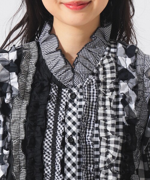 TORI-TO(トリト)の「【別注】TORI-TO / ギンガム フリル シャツ(シャツ/ブラウス・レディース・ブラック/ブルー・ONE SIZE)」の7枚目の写真