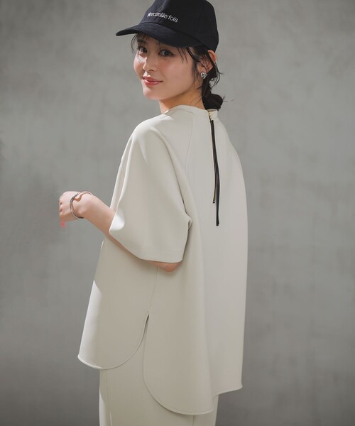 UNFILO(アンフィーロ)の「BEAUTY FORM JERSEY light バックZIP プルオーバー(スウェット・レディース・グレー系/アイボリー系/ブラック系/ベージュ系・LARGE/MEDIUM/SMALL)」の3枚目の写真
