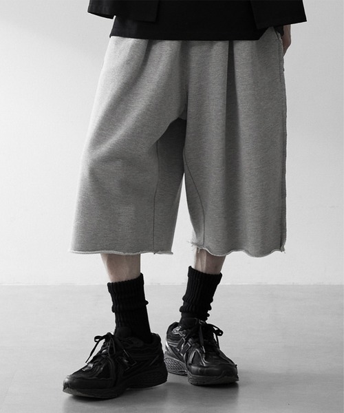 RUUBON(ルーボン)の「【RUUBON】cutoff sweat half pants / カットオフスウェットハーフパンツ(スウェットパンツ・メンズ・グレー/ブラック・S/L/M)」の1枚目の写真