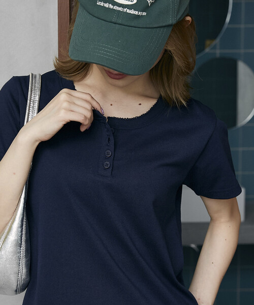 PUBLUX(パブリュクス)の「PUBLUX/パブリュクス ピコレース ヘンリーネック Tシャツ 限定展開(Tシャツ/カットソー・レディース・チャコールグレー/ネイビー/ブラウン/ライトグレー・フリ-)」の4枚目の写真
