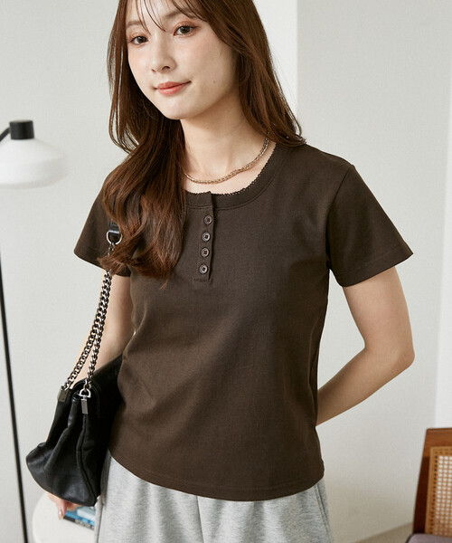 PUBLUX(パブリュクス)の「PUBLUX/パブリュクス ピコレース ヘンリーネック Tシャツ 限定展開(Tシャツ/カットソー・レディース・チャコールグレー/ネイビー/ブラウン/ライトグレー・フリ-)」の3枚目の写真