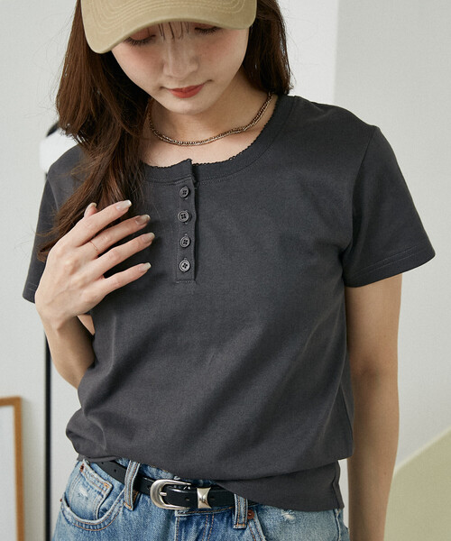 PUBLUX(パブリュクス)の「PUBLUX/パブリュクス ピコレース ヘンリーネック Tシャツ 限定展開(Tシャツ/カットソー・レディース・チャコールグレー/ネイビー/ブラウン/ライトグレー・フリ-)」の2枚目の写真