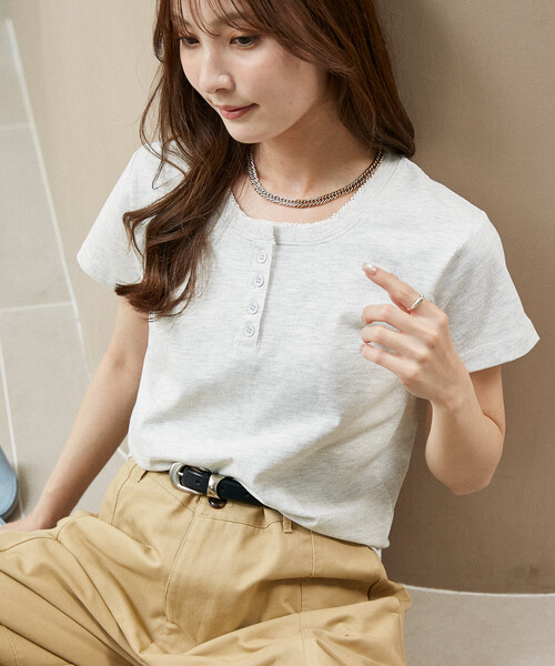 PUBLUX(パブリュクス)の「PUBLUX/パブリュクス ピコレース ヘンリーネック Tシャツ 限定展開(Tシャツ/カットソー・レディース・チャコールグレー/ネイビー/ブラウン/ライトグレー・フリ-)」の1枚目の写真