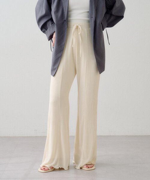 Kastane（カスタネ）の「【-5キロ見え/伸縮性◎/ラク盛れ】B シアーリブフレアパンツ（その他パンツ・レディース・ブラック/サックスブルー/アイボリー・MEDIUM/SMALL）」の2枚目の写真