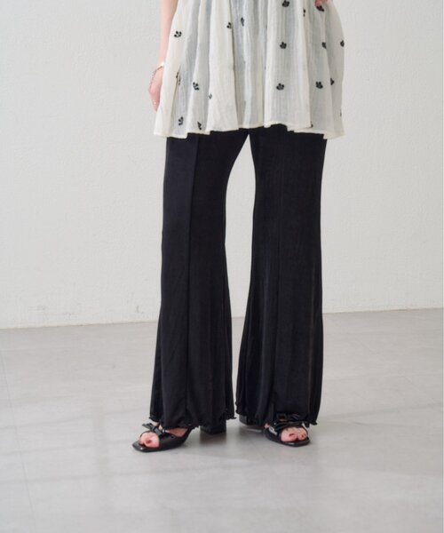 Kastane（カスタネ）の「【-5キロ見え/伸縮性◎/ラク盛れ】B シアーリブフレアパンツ（その他パンツ・レディース・ブラック/サックスブルー/アイボリー・MEDIUM/SMALL）」の4枚目の写真