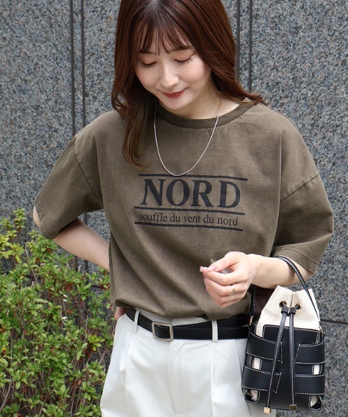 Pierrot(ピエロ)の「ピグメント加工オーバーサイズロゴTシャツ(Tシャツ/カットソー・レディース・チャコール/ブラウン・M/L/LL)」の1枚目の写真