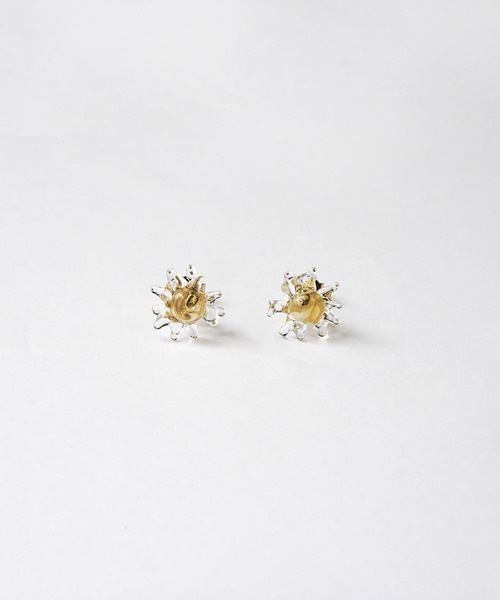 HARIO Lampwork Factory(ハリオランプワークファクトリー)の「イイダ傘店 ピアス 朝焼けのカモミール クリア(ピアス(両耳用)・レディース・クリア・FREE)」の1枚目の写真