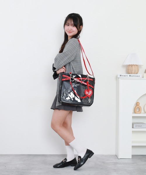 FUNALIVE(ファンアライブ)の「RUCCHE ハートチェーン推し活エナメル2WAYトートバッグ(トートバッグ・レディース・ホワイト/ブラック/ブラック×レッド・FREE)」の3枚目の写真