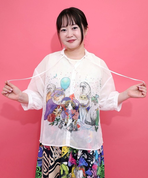 ScoLar（スカラー）の「162622：仮面舞踏会のネコ柄 ボイルガーゼシャツ（シャツ/ブラウス・レディース・オフホワイト/サックスブルー・M）」の4枚目の写真