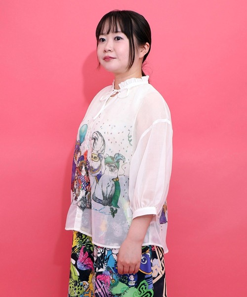ScoLar（スカラー）の「162622：仮面舞踏会のネコ柄 ボイルガーゼシャツ（シャツ/ブラウス・レディース・オフホワイト/サックスブルー・M）」の5枚目の写真