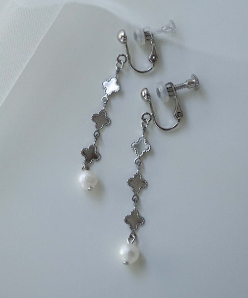 CERCA(チェルカ)の「saran jewelry/クローバーモチーフ パール イヤリング/アレルギー対応(イヤリング・レディース・シルバー/ゴールド・FREE)」の1枚目の写真
