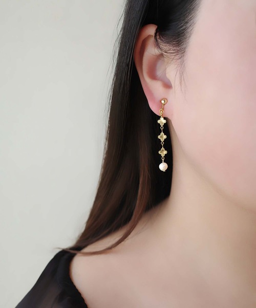 CERCA(チェルカ)の「saran jewelry/クローバーモチーフ パール イヤリング/アレルギー対応(イヤリング・レディース・シルバー/ゴールド・FREE)」の6枚目の写真