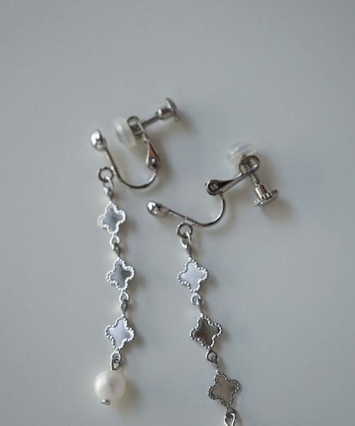 CERCA(チェルカ)の「saran jewelry/クローバーモチーフ パール イヤリング/アレルギー対応(イヤリング・レディース・シルバー/ゴールド・FREE)」の15枚目の写真
