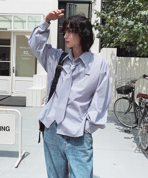 NOWLE(ノウル)の「【NOWLE】ネクタイ付き メタルプレート ワンポイント ストライプ ルーズシャツ(シャツ/ブラウス・メンズ・ライトブルー/グレー・X-LARGE/MEDIUM/LARGE)」の10枚目の写真