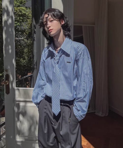 NOWLE(ノウル)の「【NOWLE】ネクタイ付き メタルプレート ワンポイント ストライプ ルーズシャツ(シャツ/ブラウス・メンズ・ライトブルー/グレー・X-LARGE/MEDIUM/LARGE)」の20枚目の写真