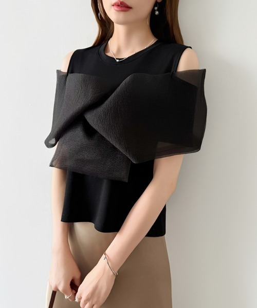 COCOMOMO(ココモモ)の「2wayオーガンジーリボントップス オープンショルダー ノースリーブ シアー オーガンジー オフショル風 ドッキング トップス カットソー きれいめ 大人フェミニン 春服 夏服(Tシャツ/カットソー・レディース・ブラック/ホワイト・FREE)」の4枚目の写真