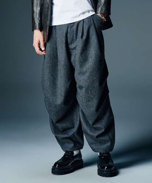 glamb(グラム)の「Knee Tuck Check Pants / ニータックチェックパンツ(その他パンツ・メンズ・グレー/ネイビー・S/M/L)」の1枚目の写真