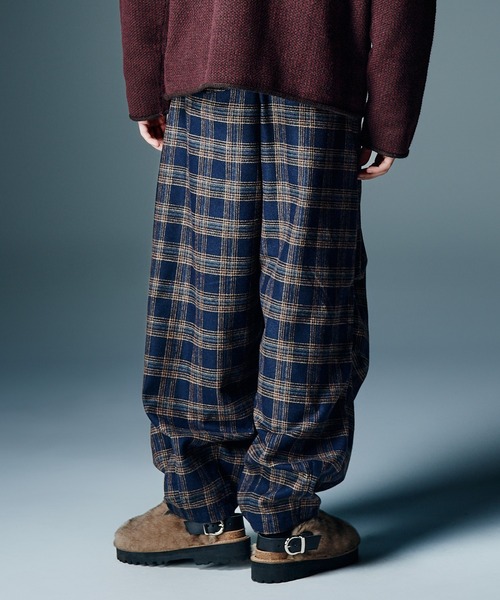 glamb(グラム)の「Knee Tuck Check Pants / ニータックチェックパンツ(その他パンツ・メンズ・グレー/ネイビー・S/M/L)」の6枚目の写真