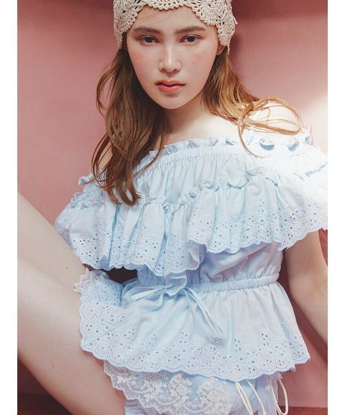 LILY BROWN（リリーブラウン）の「コットンレースオフショルトップス（Tシャツ/カットソー・レディース・ライトブルー/マルチ/ホワイト・F）」の4枚目の写真