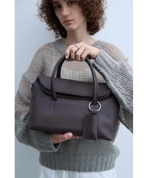 un/neu(アンノイ)の「チャーム付き2WAYフラップボストン / ペットボトル収納可(ボストンバッグ・レディース・ブラック/ブラウン・FREE)」の2枚目の写真