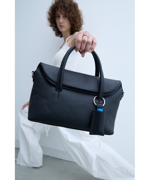 un/neu(アンノイ)の「チャーム付き2WAYフラップボストン / ペットボトル収納可(ボストンバッグ・レディース・ブラック/ブラウン・FREE)」の11枚目の写真