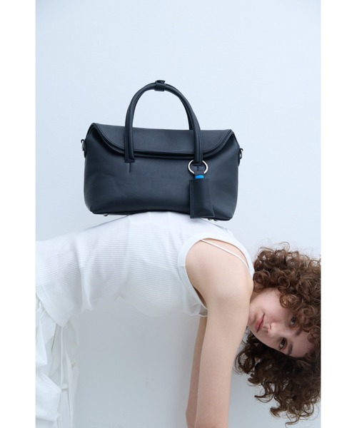 un/neu(アンノイ)の「チャーム付き2WAYフラップボストン / ペットボトル収納可(ボストンバッグ・レディース・ブラック/ブラウン・FREE)」の16枚目の写真
