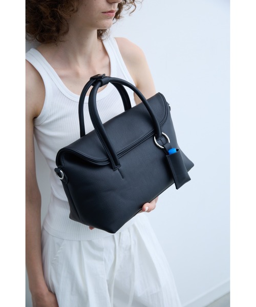 un/neu(アンノイ)の「チャーム付き2WAYフラップボストン / ペットボトル収納可(ボストンバッグ・レディース・ブラック/ブラウン・FREE)」の13枚目の写真