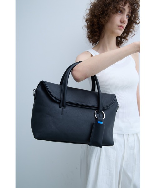 un/neu(アンノイ)の「チャーム付き2WAYフラップボストン / ペットボトル収納可(ボストンバッグ・レディース・ブラック/ブラウン・FREE)」の14枚目の写真