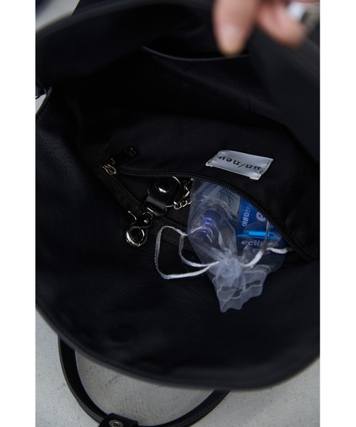 un/neu(アンノイ)の「チャーム付き2WAYフラップボストン / ペットボトル収納可(ボストンバッグ・レディース・ブラック/ブラウン・FREE)」の6枚目の写真
